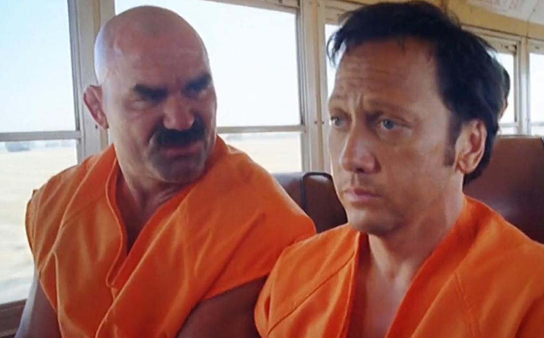 美国黑老大监狱“后宫”:女警投怀送抱,为他生5娃,每月收1.6万