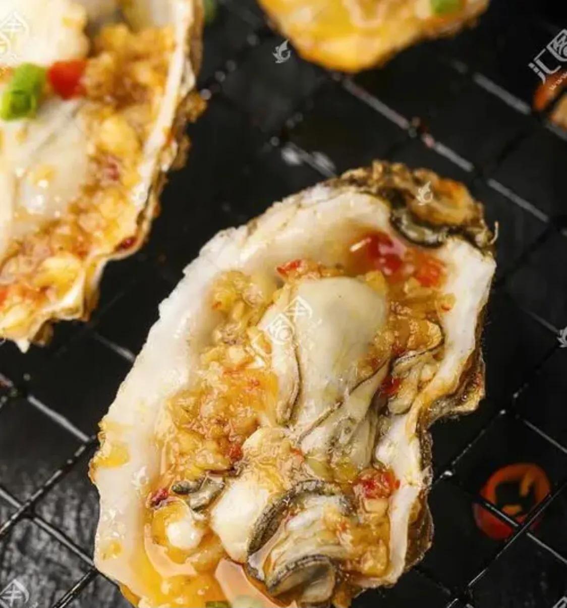 碳烤原味生蚝,地摊碳烤生蚝全过程