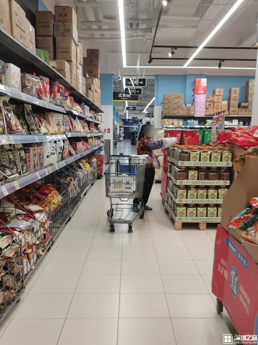 00后在深圳当推销员:“我的青春180元/天”