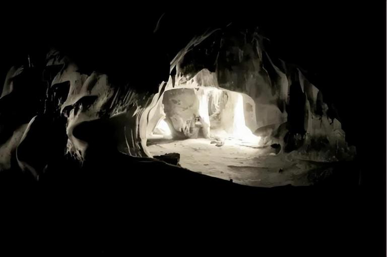 80岁老人深山发现土匪洞完整版,山西老农发现山洞