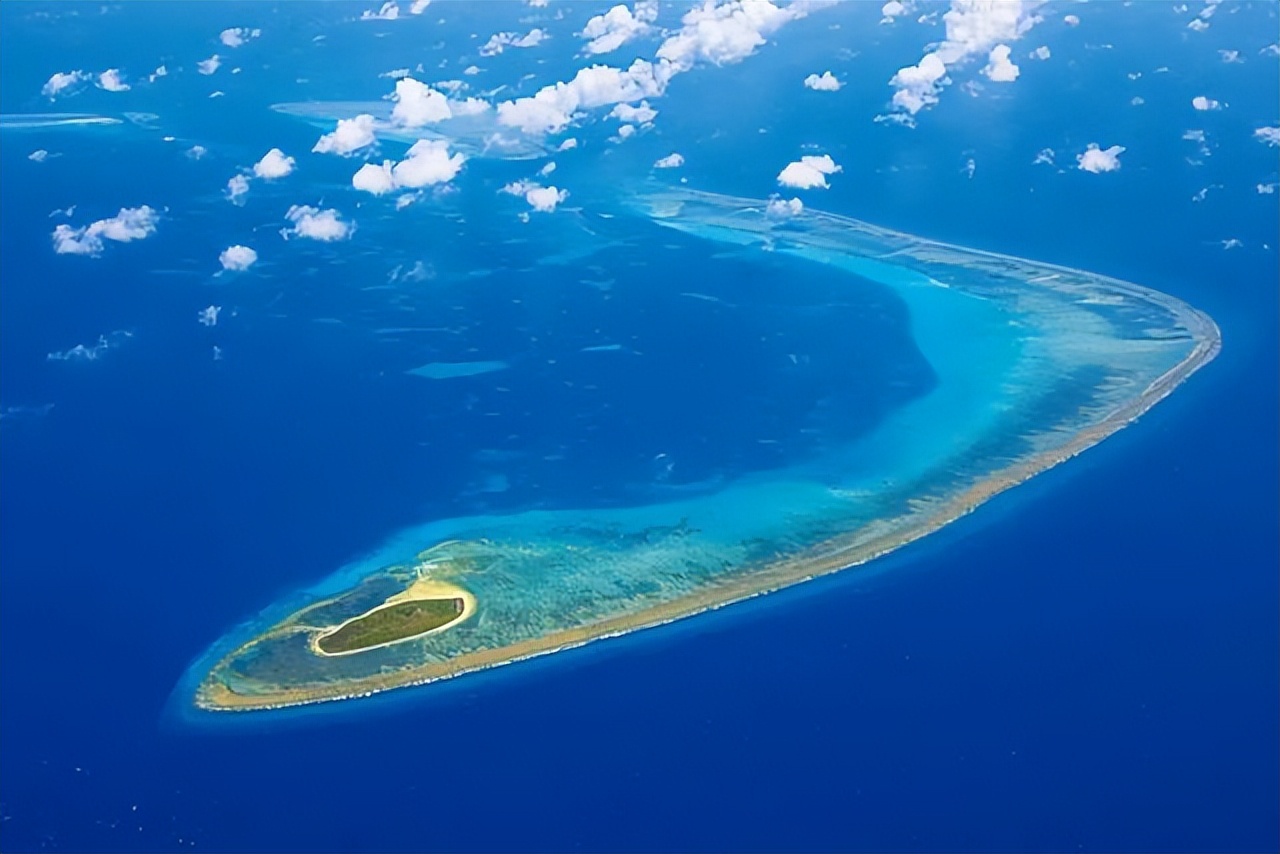 在南海坐滩的菲律宾舰现在咋样了,外媒评论中国驱逐舰到达菲律宾