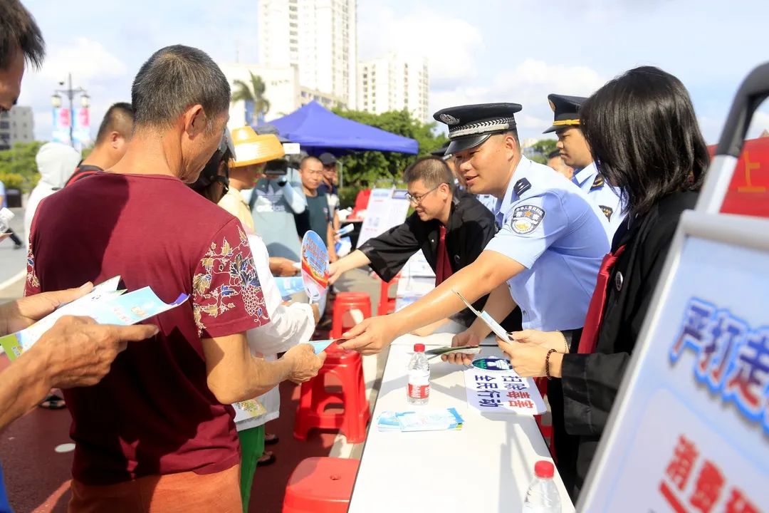 普法进渔村送法上渔船海口海岸警察“普法号”执法艇启航开展法治宣传工作