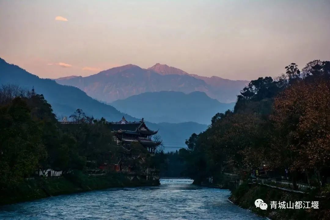 晴空雪山,雨过天晴的都江堰又见雪山