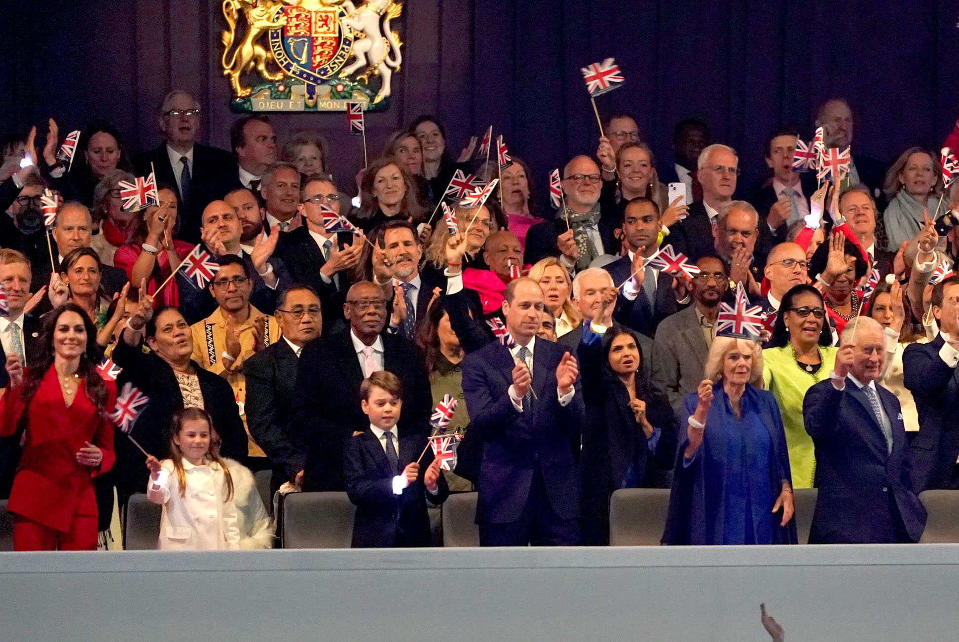 凯特王妃终于放开手脚，戴万元珠宝出席音乐会，夏洛特穿白裙好靓