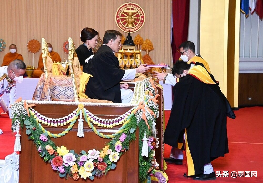 泰国国王毕业仪式,泰国国王携王后驾临佛寺敬献僧衣