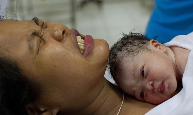 古代没有剖腹产时生孩子有多危险,古代没有接生婆的时候怎么生小孩