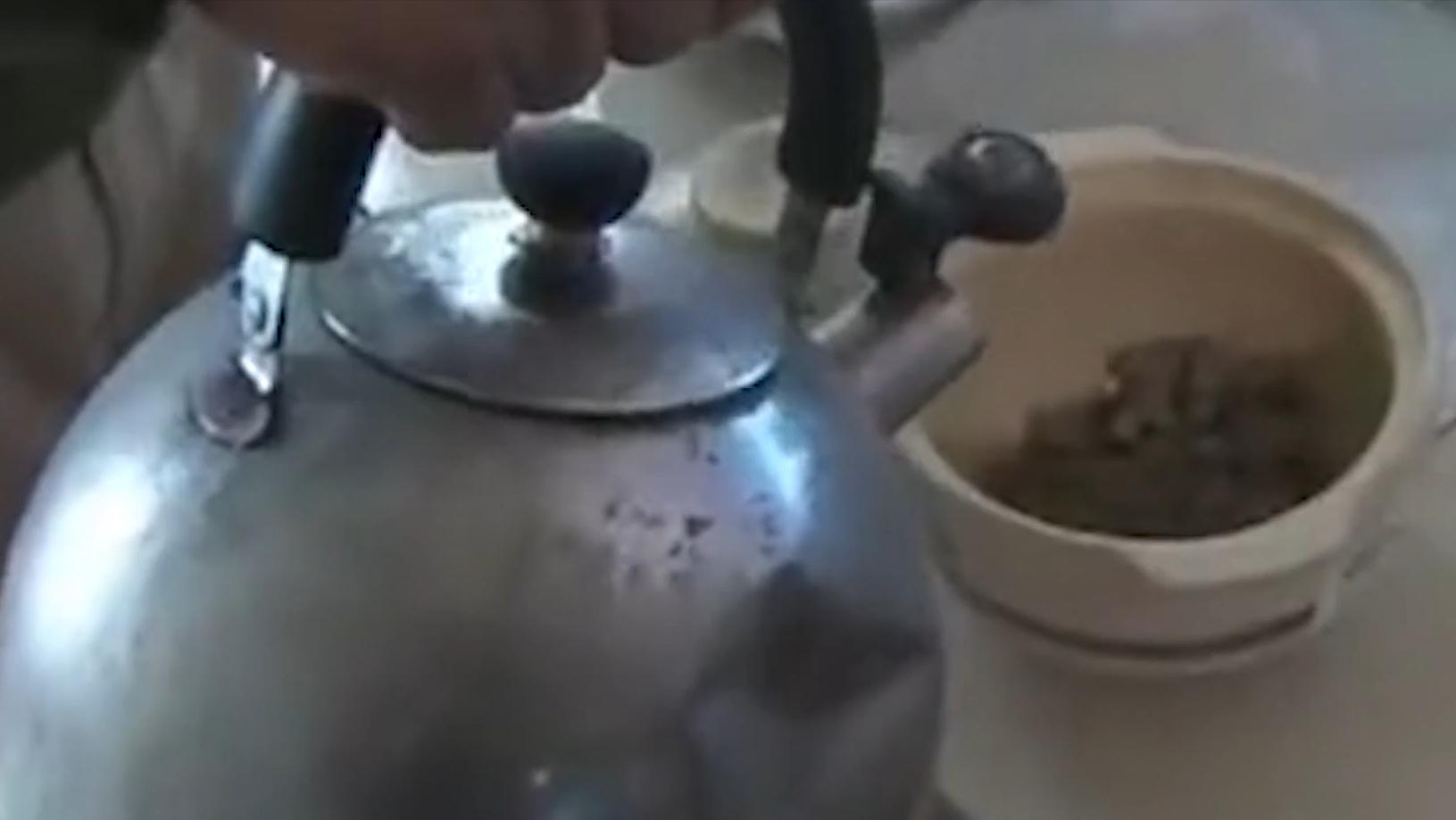 六旬老人晕倒医生急救援,八旬医生抢救老人