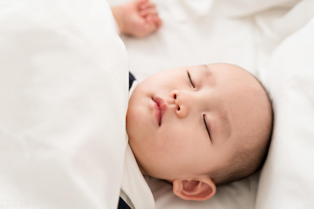 10几天的婴儿月嫂拍嗝技巧图解,月嫂能解决宝宝吐奶的问题吗