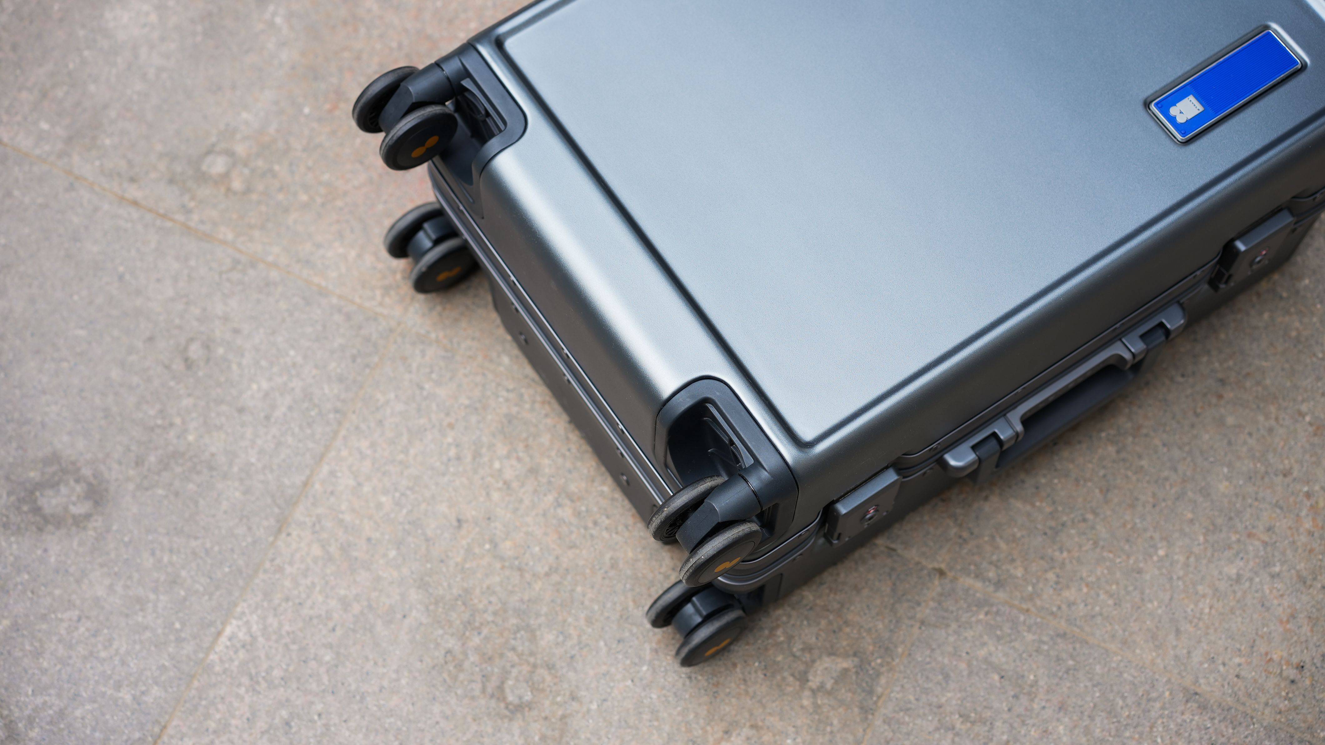 外交官行李箱和地平线8号哪个好 (出门旅游行李箱大小推荐)