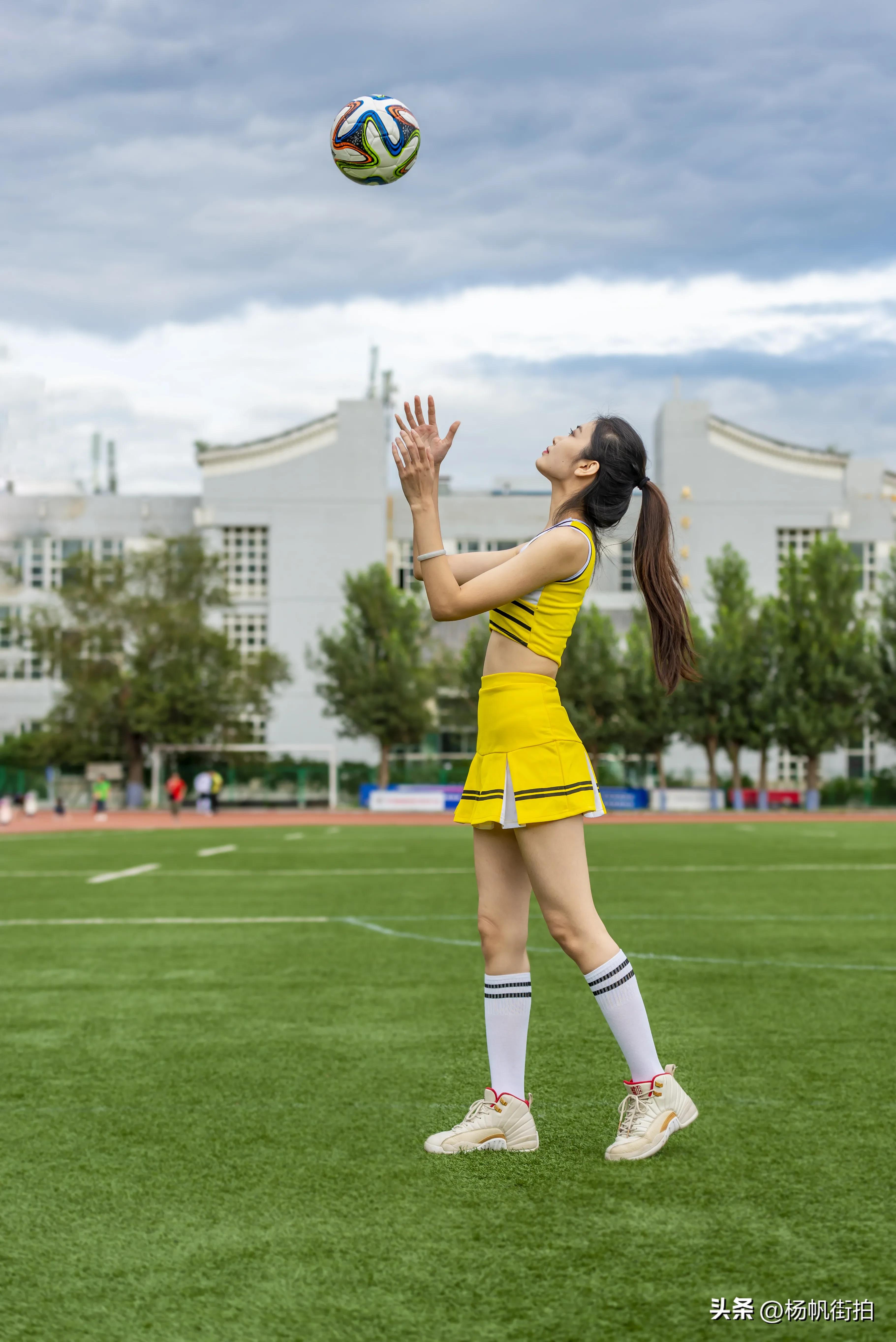 看世界杯摄影拍照,美女看世界杯惊艳瞬间