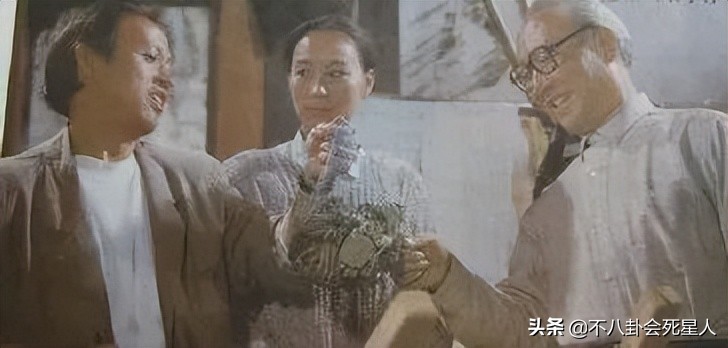 不同女明星走红毯的视频,不同时期的女明星走红毯