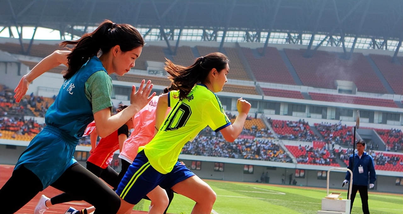 运动会举牌女生惊艳全场红裙子,运动会举牌女孩好惊艳