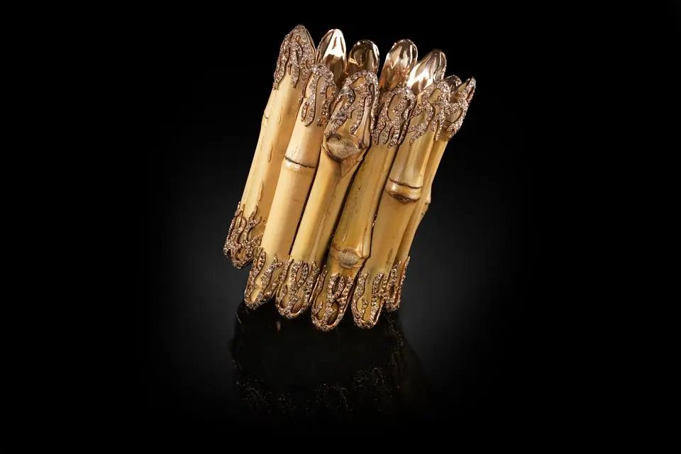 登上苏富比、用各种奇特新材质……邀你进入这位意大利设计师的珠宝新世界