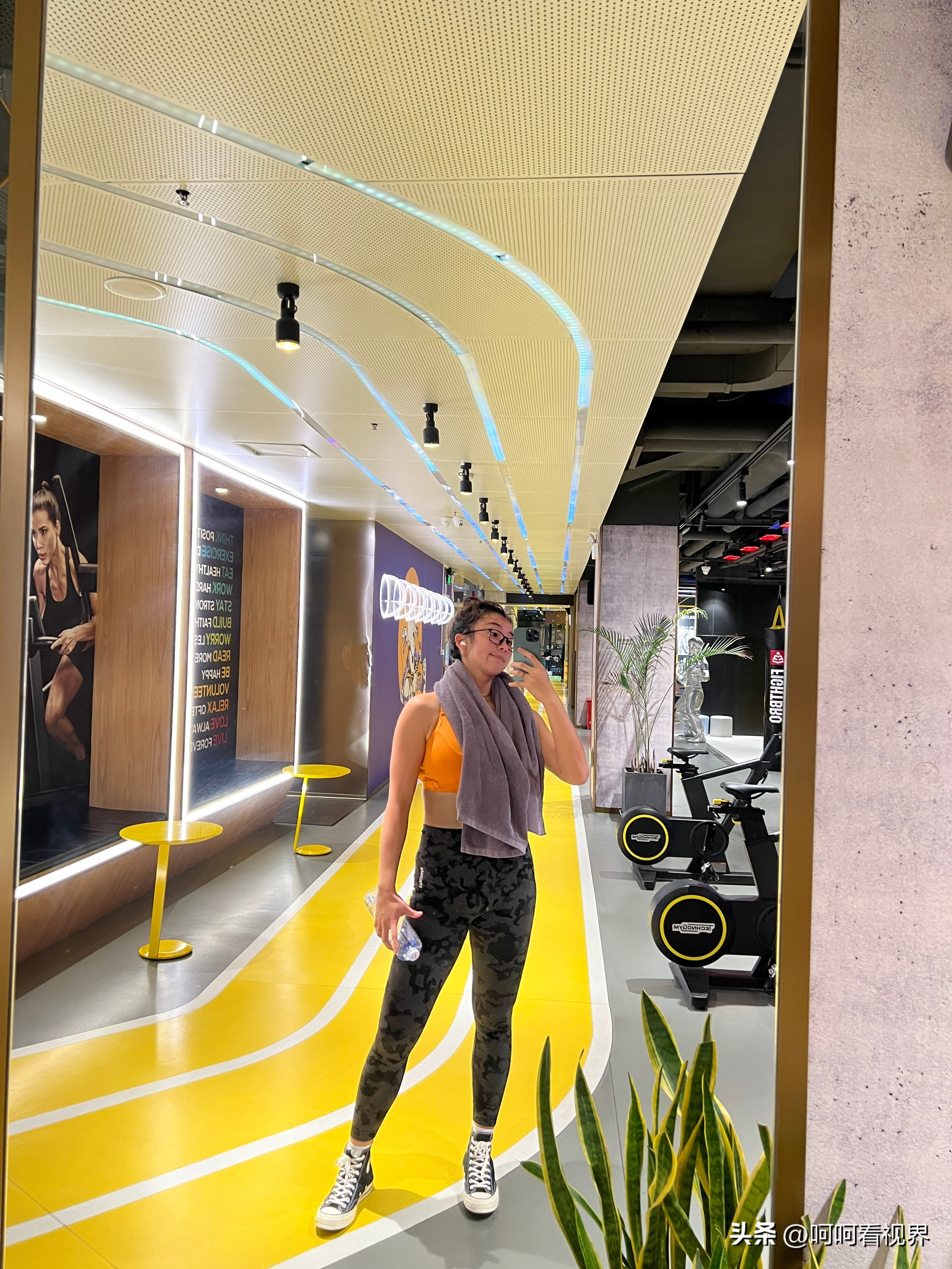 气质减龄女主持装,女主播显身材穿衣推荐