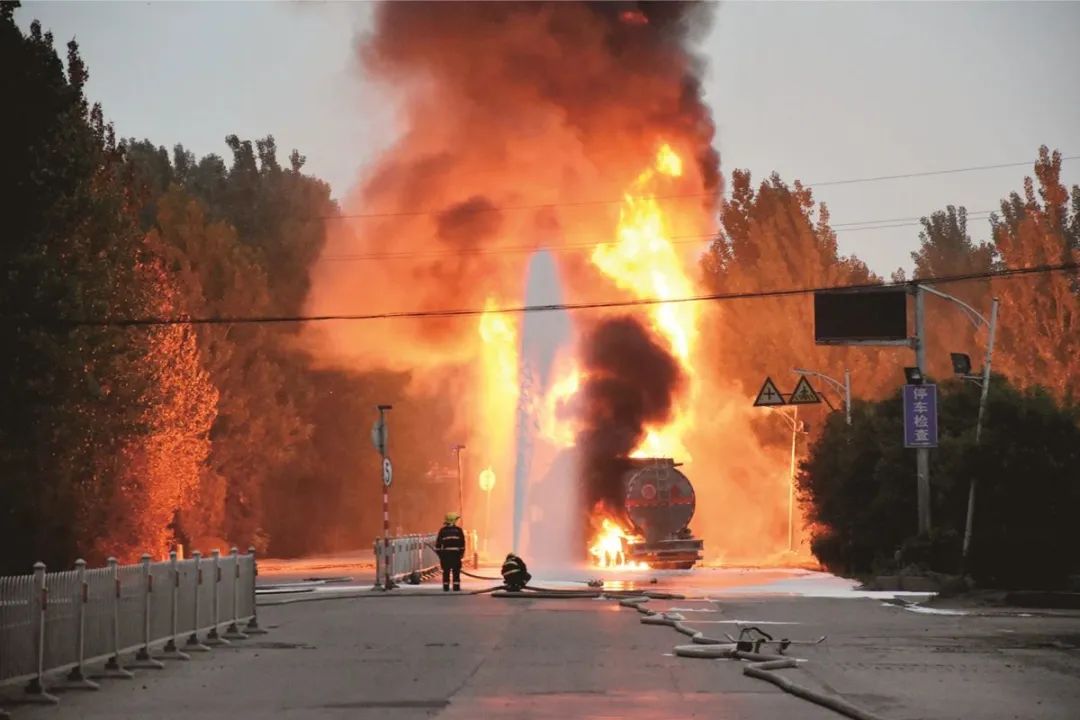 河南省消防员立功喜报送到家,消防站荣获工人先锋号