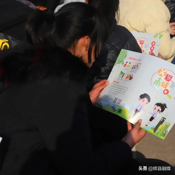 河南辉县丨法治护航成长路——市检察院走进南村镇中心校开展“送法进校园”活动