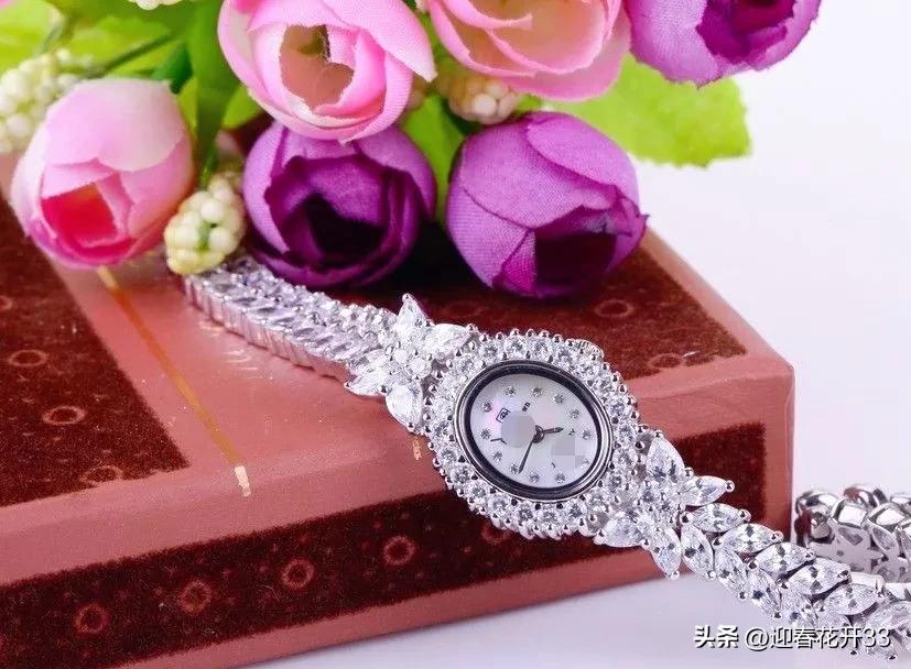 瘦弱老公去当搬运工，只为给我买生日礼物。手表里的玫瑰只有我懂