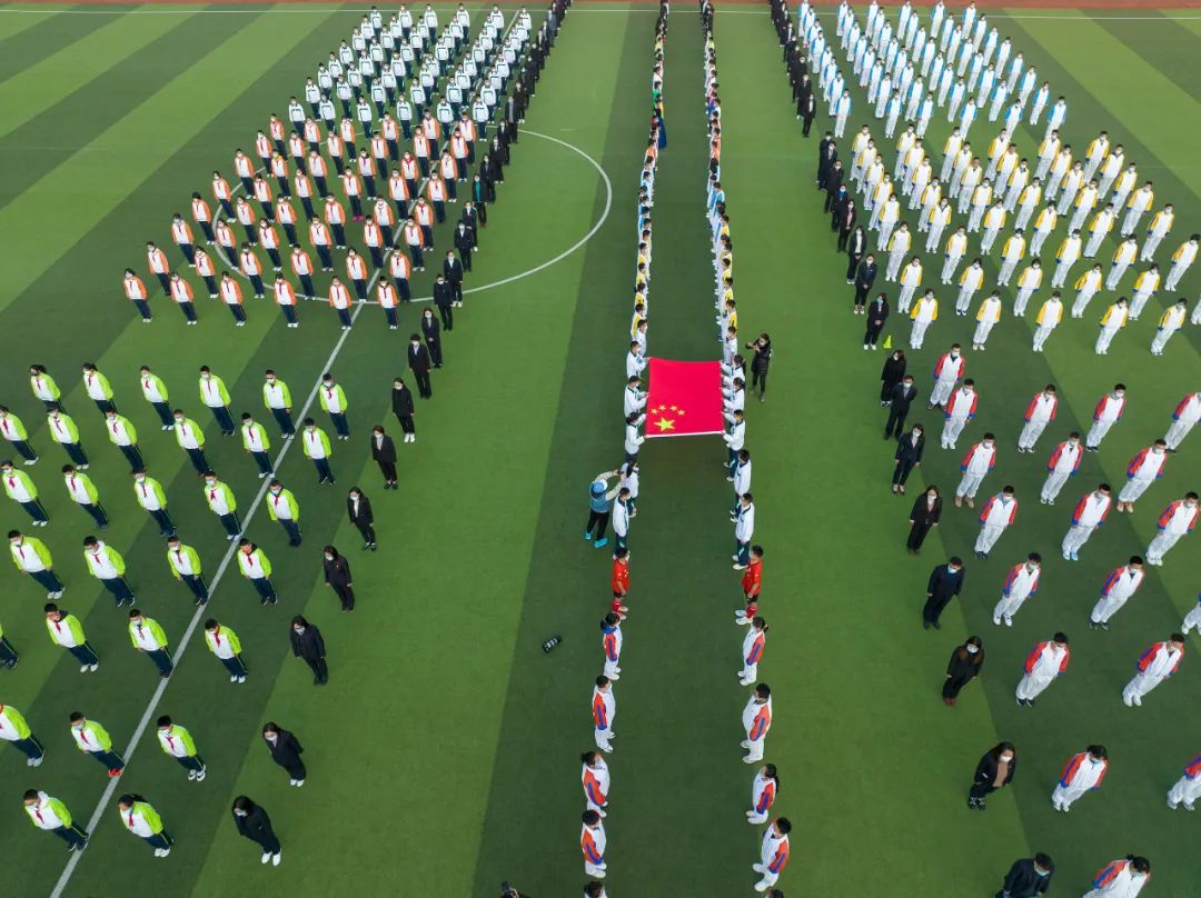 3000多名师生传递国旗为祖国庆生,开学典礼百人传旗