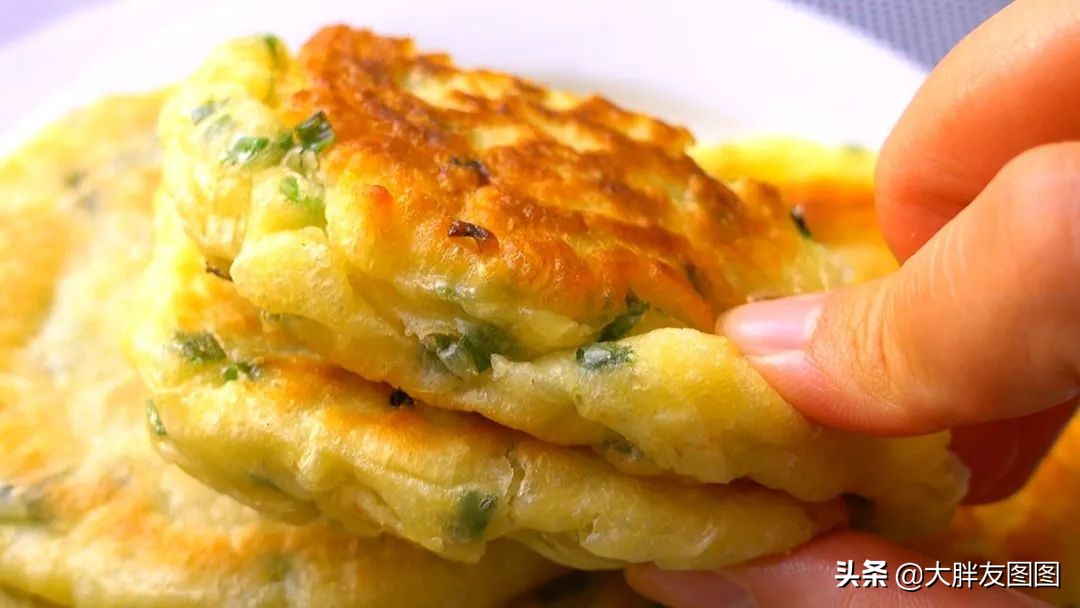 不需要揉面就能做出香喷喷的煎饼,手不沾面就能做的煎饼视频