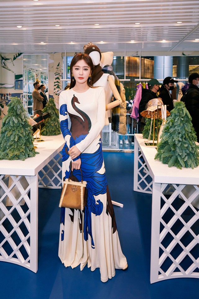 闪耀的她秦岚穿搭同款黄色连衣裙,秦岚身着toryburch2022