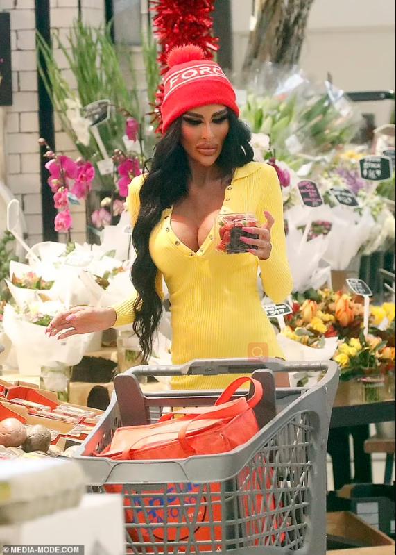 网红芭比翘路人视角,芭比去超市买菜