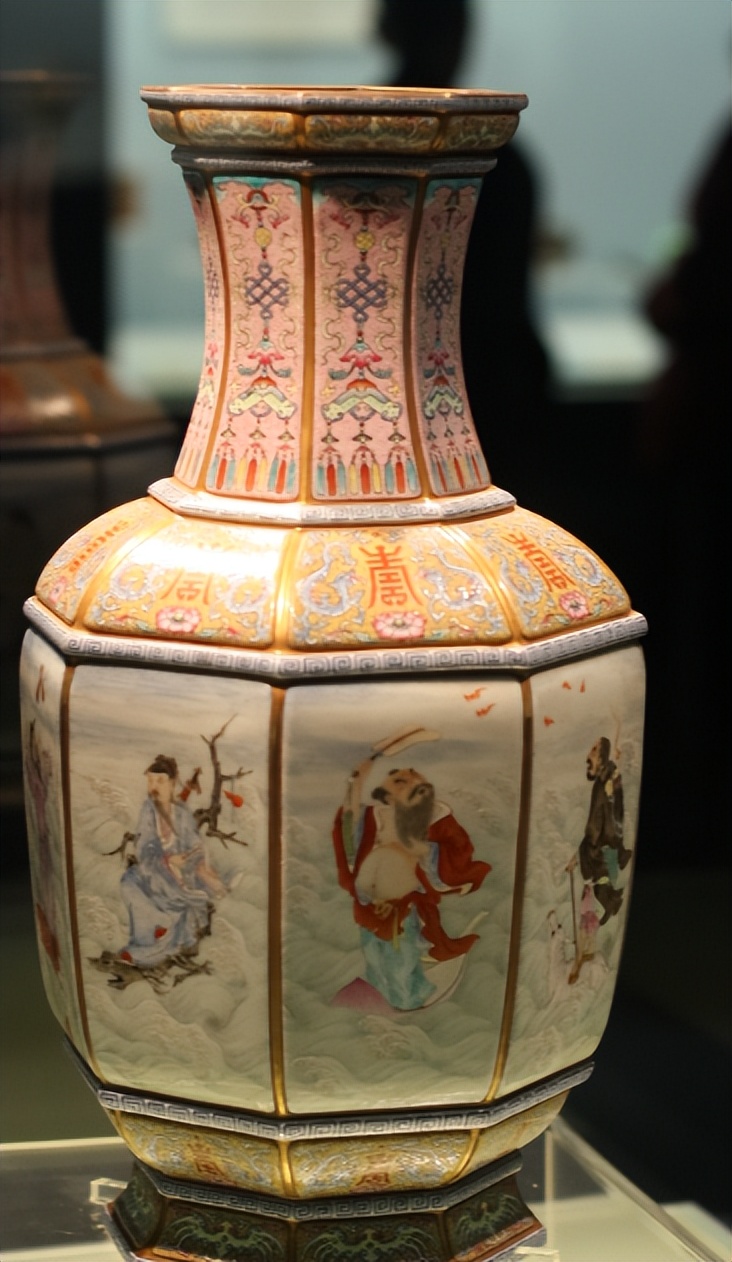 珐琅彩瓷器始于什么年代,珐琅彩瓷器特征是什么