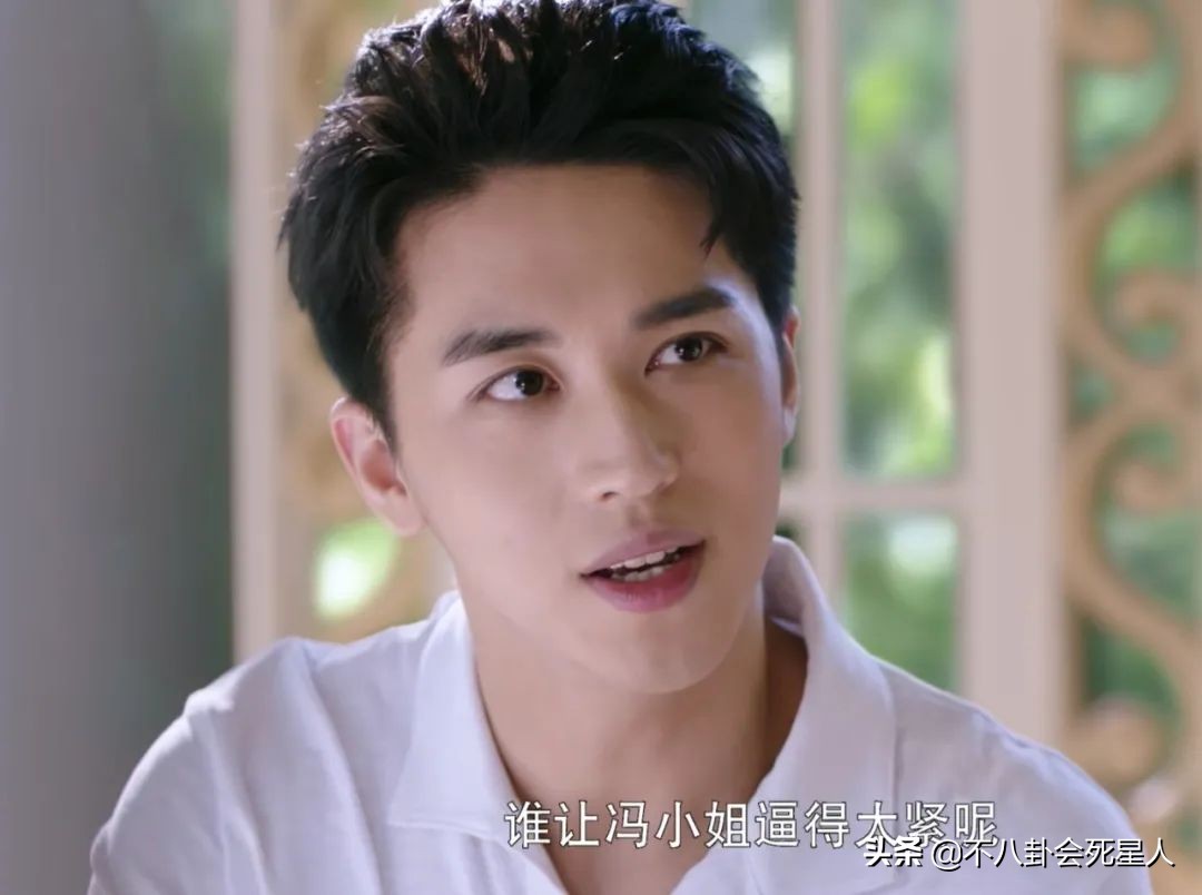 景甜悲伤蛙双眼皮照片,明星割双眼皮前后对比图