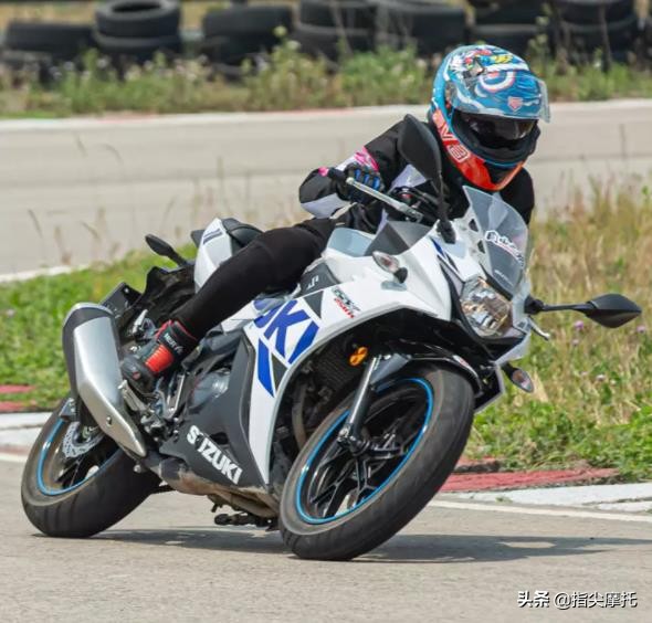 摩托车熄火后排气管怎么还冒烟,摩托车点火情况下后退会机油倒灌