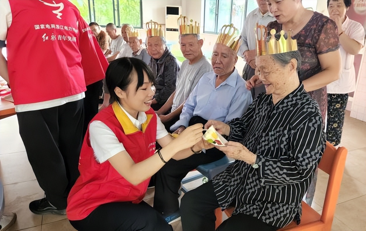 供电公司开展重阳节慰问,供电所慰问孤寡老人温情传递爱心