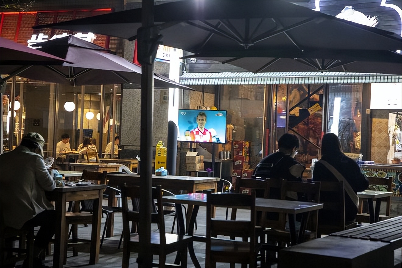 世界杯决赛有多拼,中年人为了世界杯有多拼