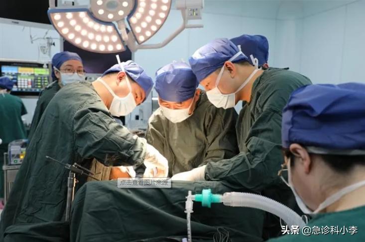 28岁小伙频繁腹痛一查竟是肝癌,70岁大爷腹痛难忍医生一看ct