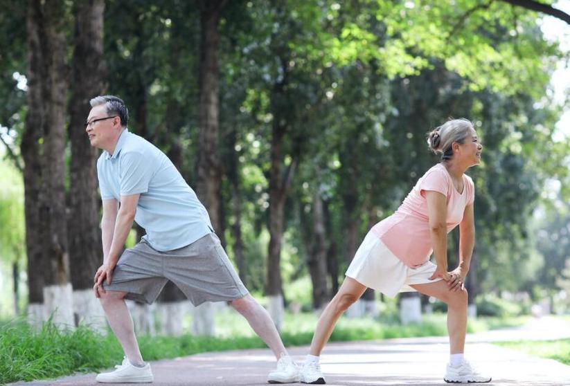老人每天锻炼的黄金时段,静养的老人比运动的老人更长寿吗