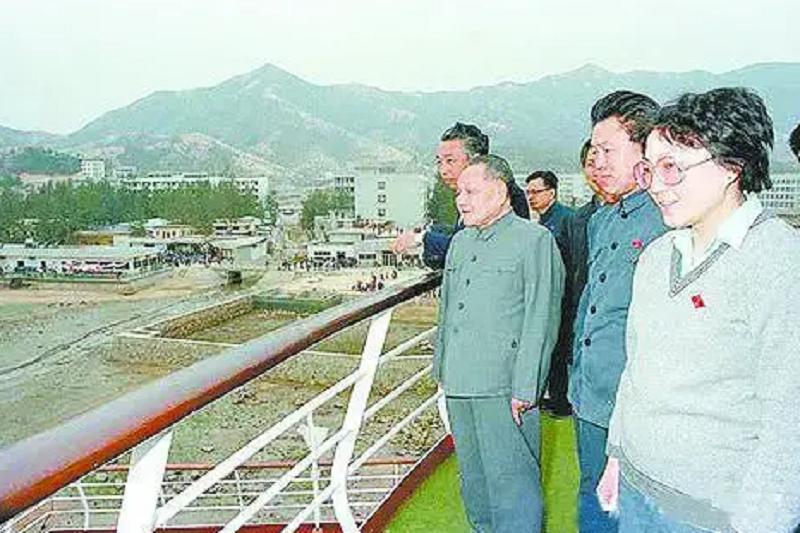 1991年，*小平邓**为深圳火车站题字，为何只写“深圳”没写“站”？