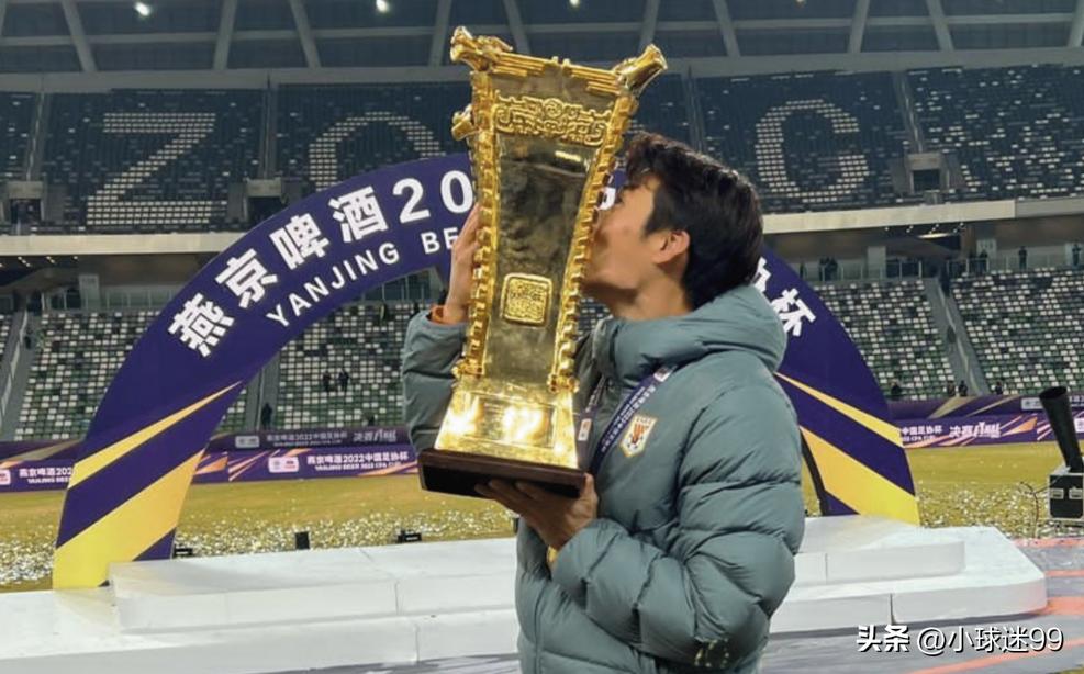 足协杯冠军奖杯被掰坏谁弄坏的,足协杯奖杯掰掉一个角视频