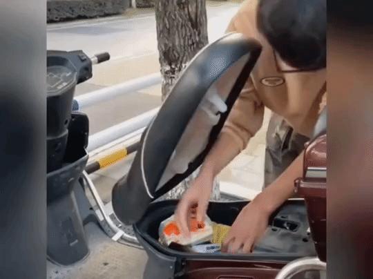 “老婆出差在宾馆给我发照片，桌子上那个是胶水吗？”哈哈哈哈