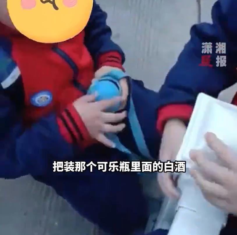 哭笑不得！奶奶误把白酒当水装进水壶带给孙子，孩子一整天没敢喝