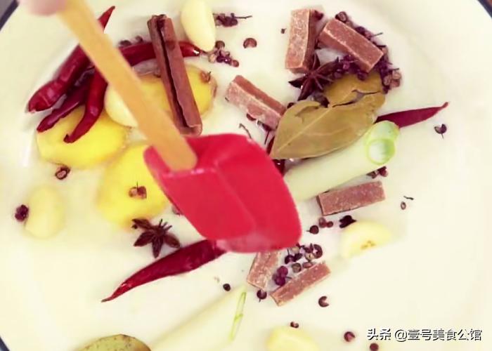 年夜饭酱猪蹄这样做软烂入味,软烂入味的酱猪蹄