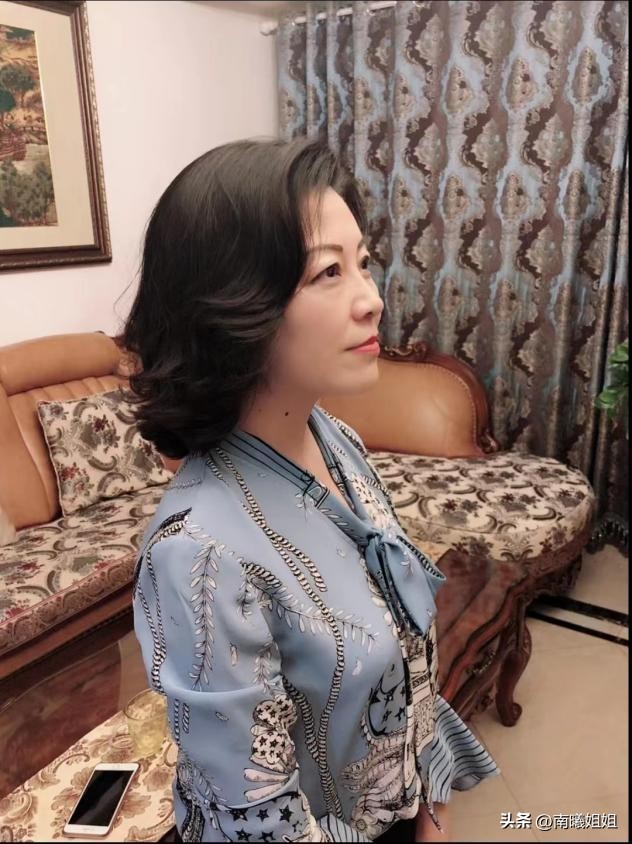 到老都优雅的女人不会“烫羊毛卷”，换上这3种发型，更时尚洋气