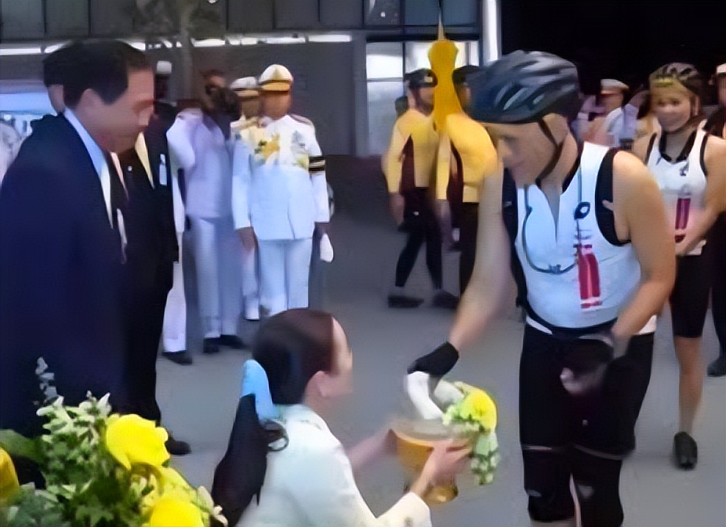 56岁泰国第一名媛：带球队打入世界杯，还是泰王“白月光”?