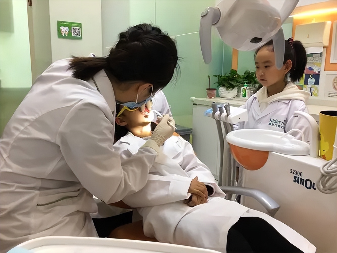 牙齿有了黑三角怎么办,牙齿间出现了黑三角怎么处理