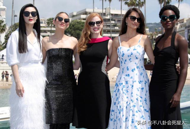 冬天走红毯穿得厚的女明星,女明星走红毯的穿着