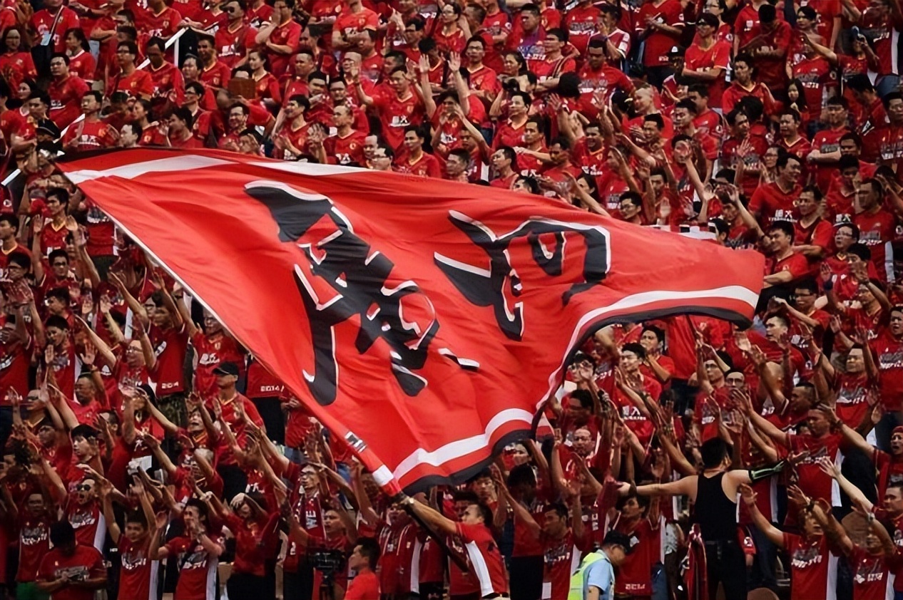 困境下广州队打出八冠王风采,粤媒回顾广州队13年历程