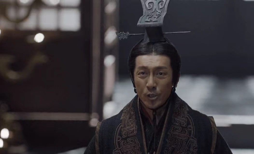 用假发遮住额头就是少男？37岁唐曾演大学生，满脸褶子太辣目