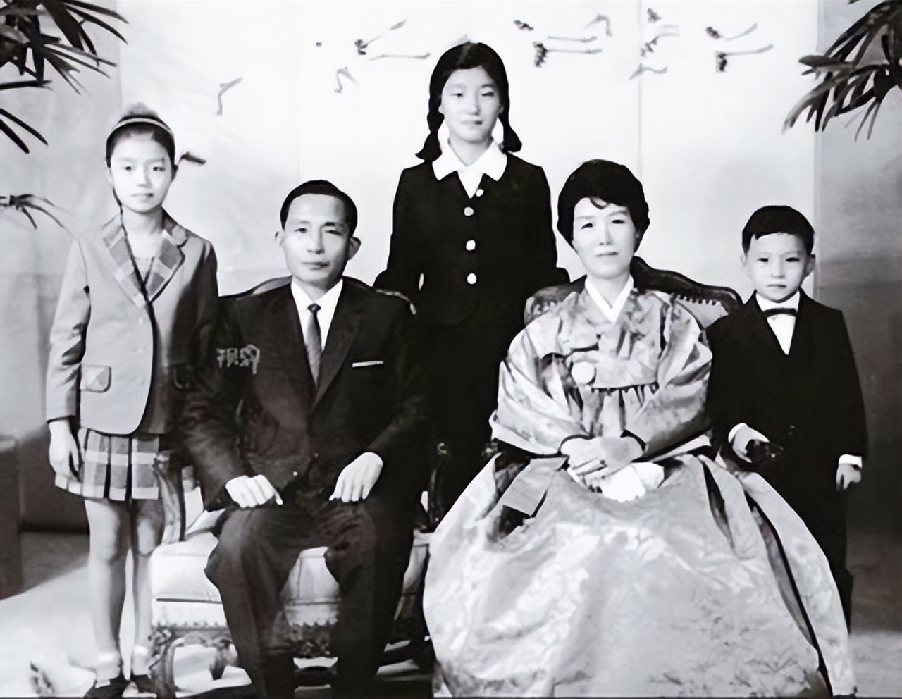 朴槿惠年轻时的样子,朴槿惠小时候照片曝光