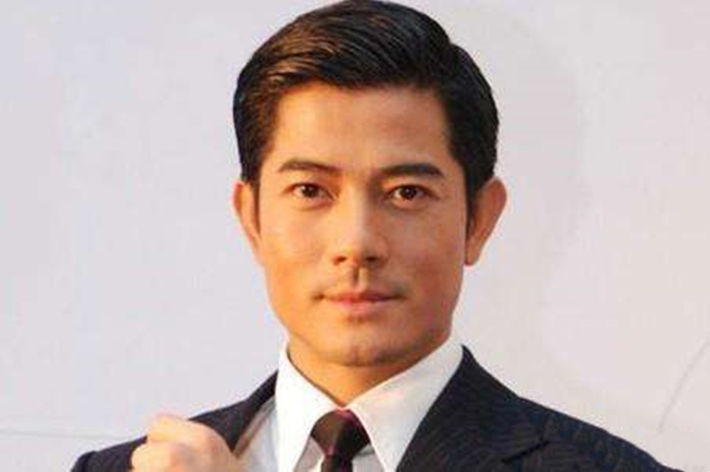 有美人尖下巴的明星,下巴不尖但很平的明星