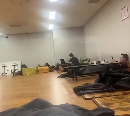 网友吐槽入境韩国被挂牌围观,韩国入境还要不要带黄牌