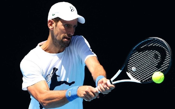 德约澳网最新官方消息,德约晋级澳网四强砸拍子