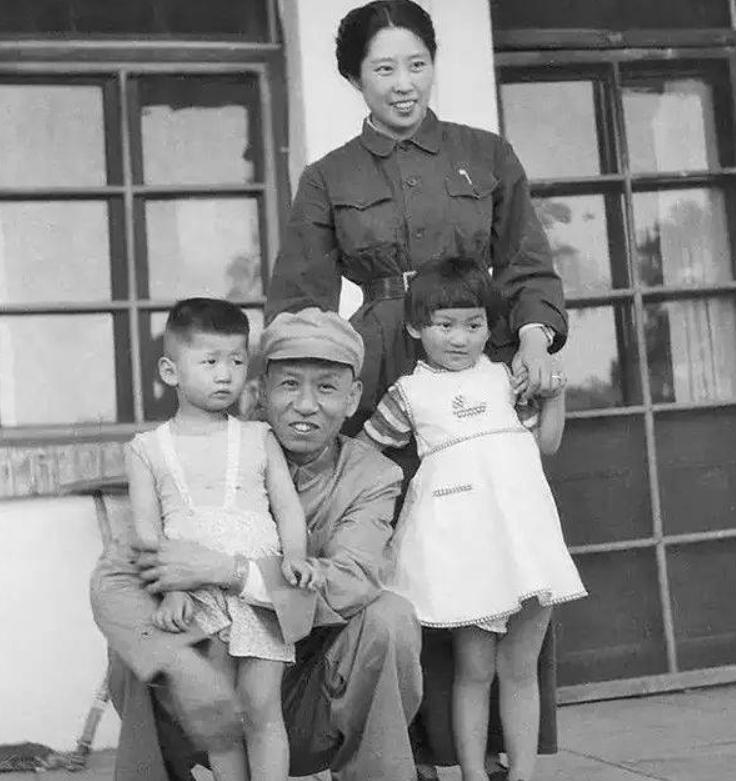 1948年，*少奇刘**王光美合影，那年她27岁，为革命放弃留学深造