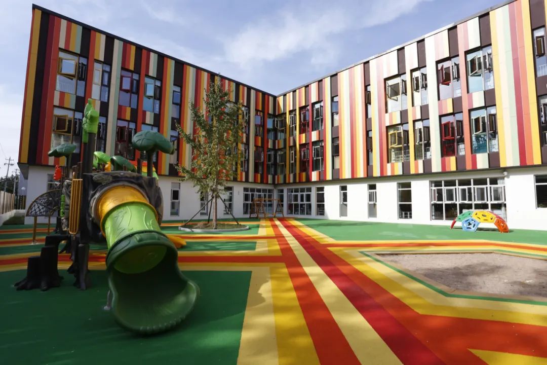 蓝色塑胶和红色跑道的区别,操场跑道红色的是什么