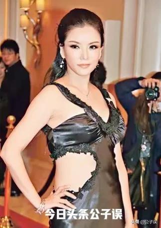 她拒绝登上情色杂志的封面，转身一脱成名，如今专演八路军女战士